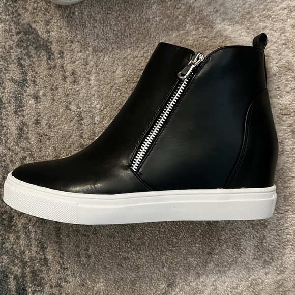 🚨🚨SOLD ON LIVE SHOW🚨🚨 BLACK HIGH WEDGE SNEAKERS - Picture 2 of 5